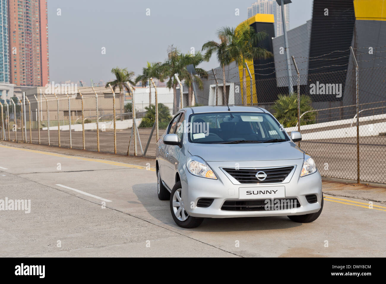 Nissan Sunny 2013-Modell auf der Straße Stockfoto