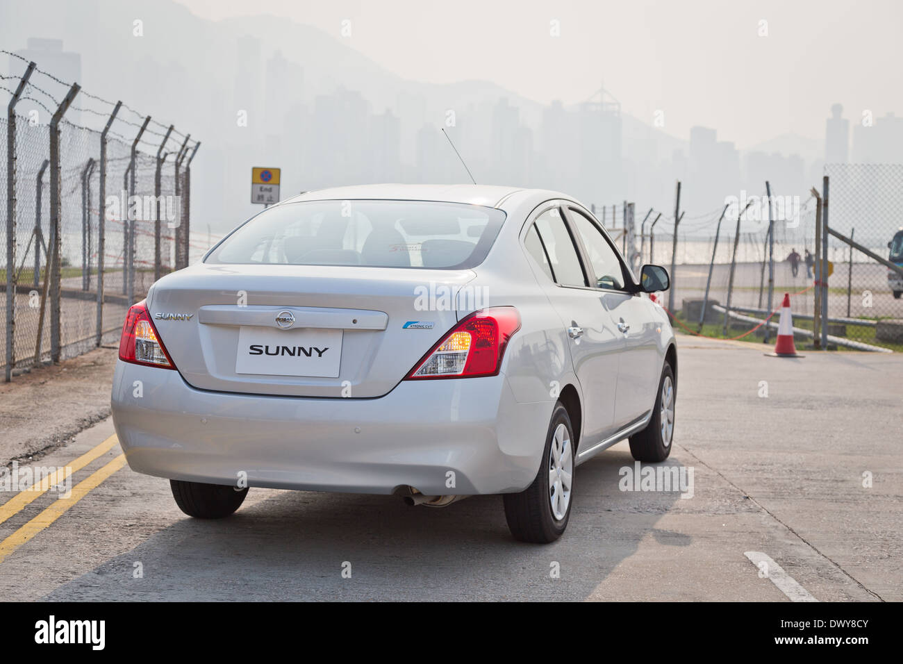 Nissan Sunny 2013-Modell auf der Straße Stockfoto