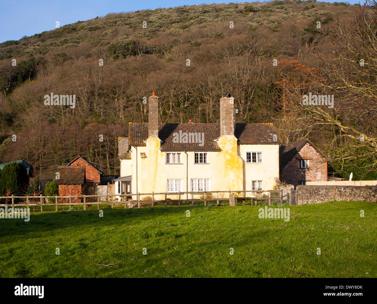 Exmoor Bauernhaus inmitten von Bäumen im Allerford Weiler, Selworthy, Somerset, England Stockfoto