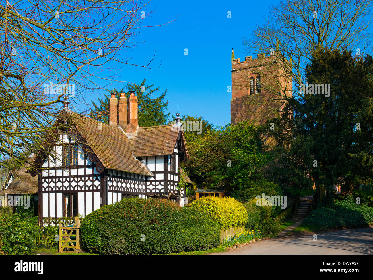 Ein schwarzen und weißen Häuschen neben Str. Marys Kirche in dem Dorf Sheriffhales, in der Nähe von Shifnal, Shropshire. Stockfoto
