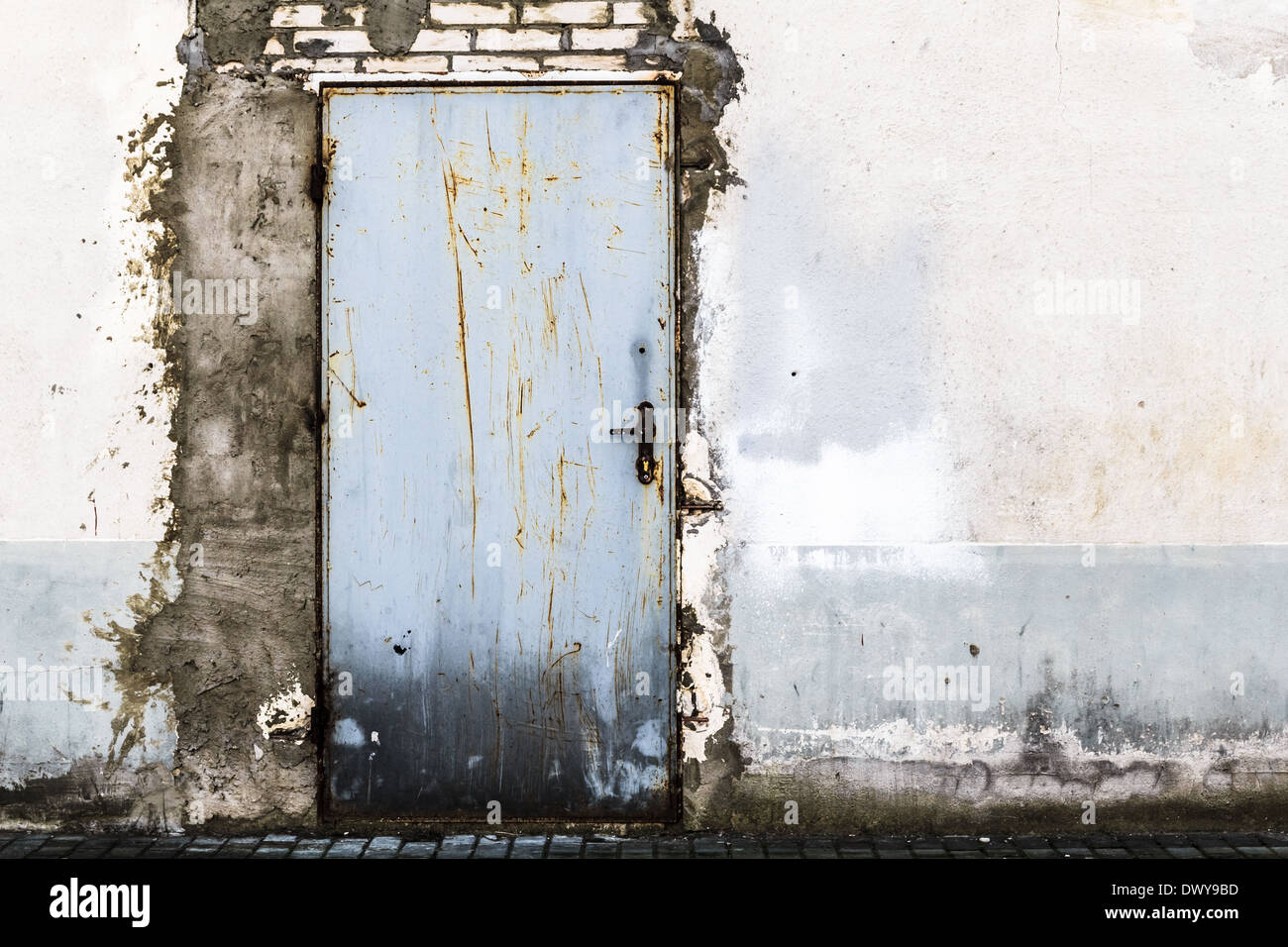 Zerstörten Mauer mit geschlossenen Stahltür Stockfoto