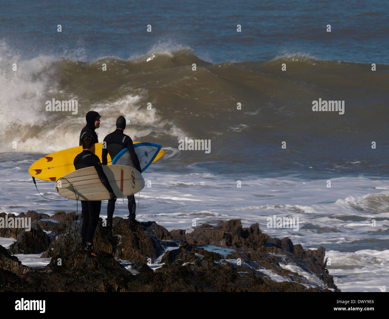 Surfer, die auf Felsen, Blick auf das Meer, Westward Ho!, Devon, UK Stockfoto