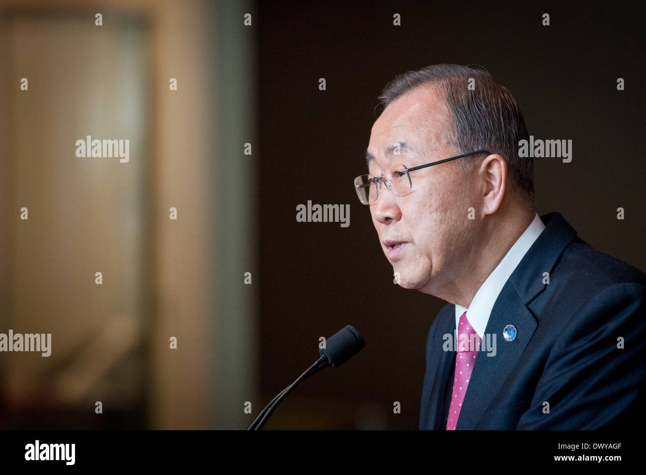 New York, UN-Hauptquartier in New York. 14. März 2014. Der Generalsekretär der Vereinten Nationen, Ban Ki-Moon spricht zu Medien-Reporter nach dem Besuch eines informellen Treffens der UN-Generalversammlung über Syrien, im UN-Hauptquartier in New York am 14. März 2014. UN-Generalsekretär Ban Ki-Moon am Freitag appellierte erneut an die internationale Gemeinschaft, Kraft zu tanken Syrien Friedensgespräche zu beenden, was ist jetzt "die weltweit größte humanitäre und Frieden und Sicherheit Krise" nach drei Jahren des Blutvergießens. Bildnachweis: Niu Xiaolei/Xinhua/Alamy Live-Nachrichten Stockfoto