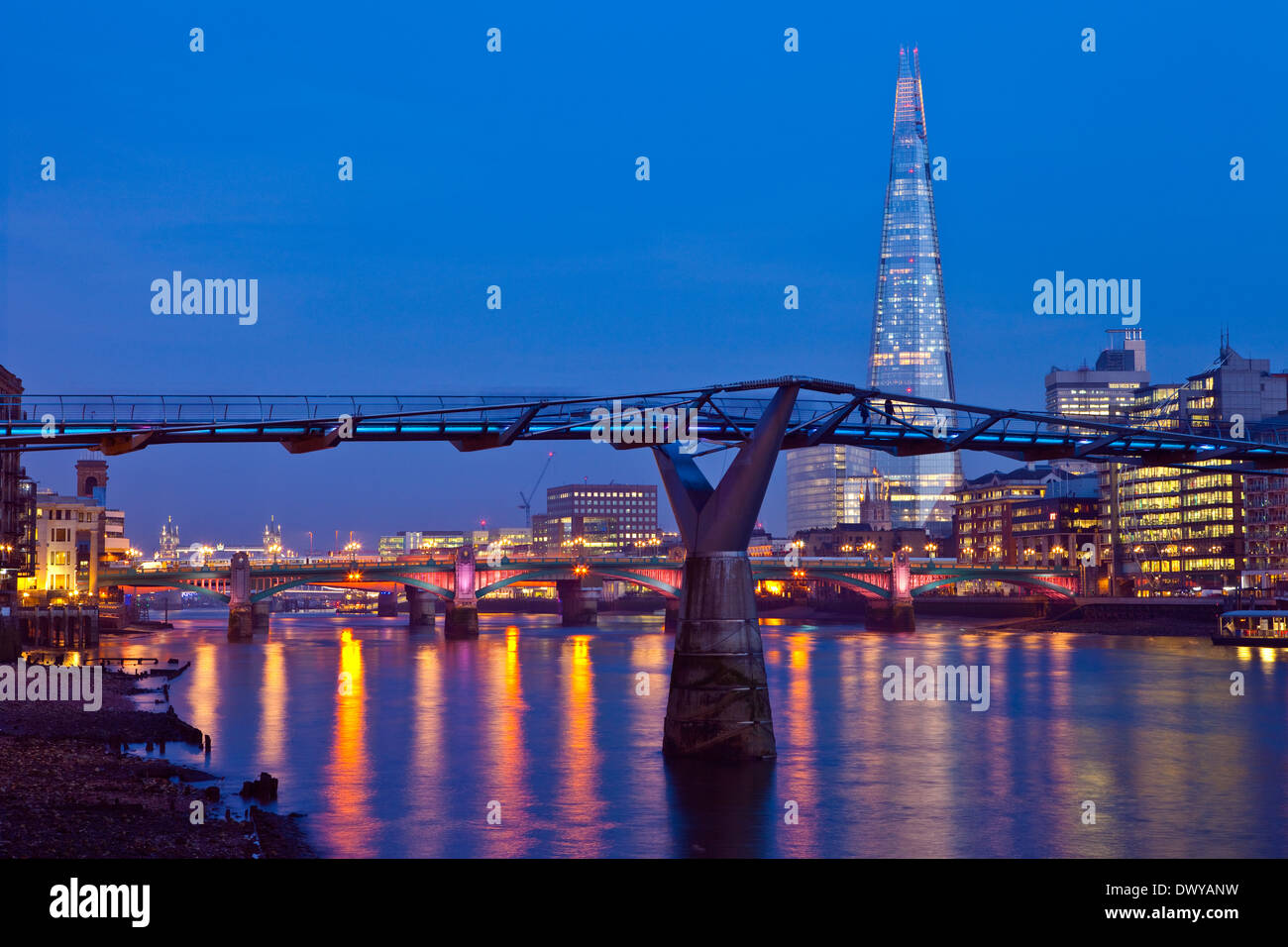 Ein Blick auf die Themse mit dem Shard, Millennium Bridge, Blackfriars Bridge und Tower Bridge in der Ferne. Stockfoto