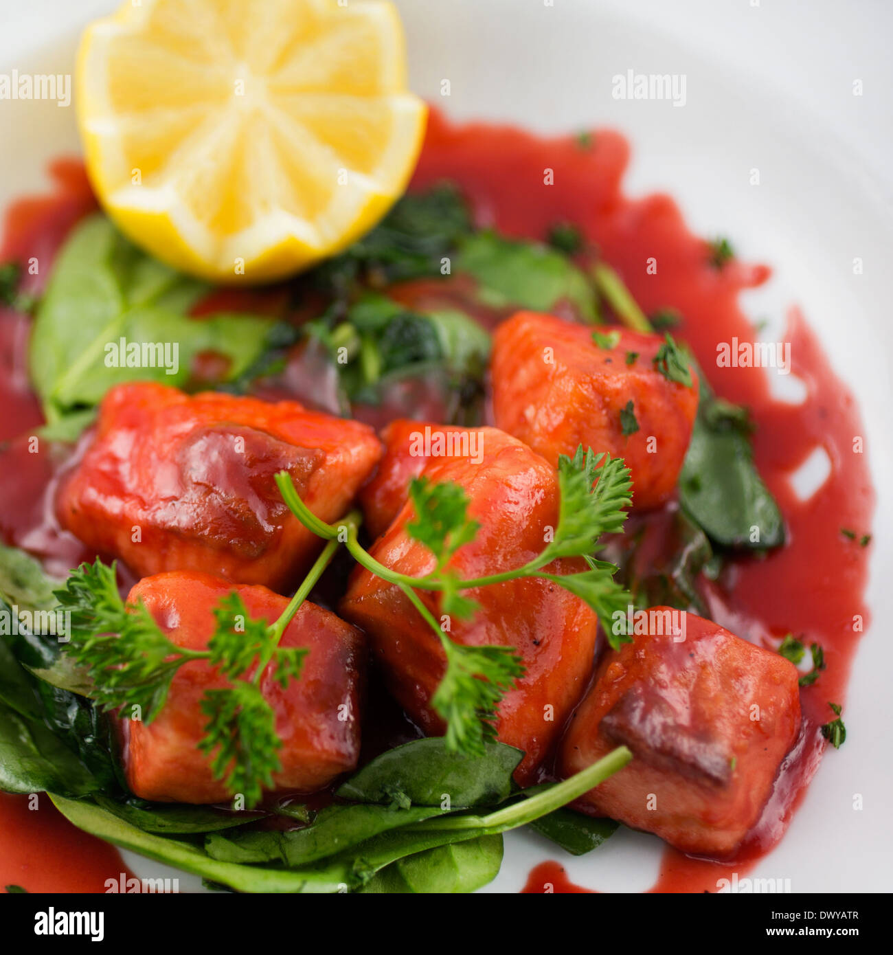 Wildlachs gefangen in einer Verringerung der Sauce mit grünen Stockfoto