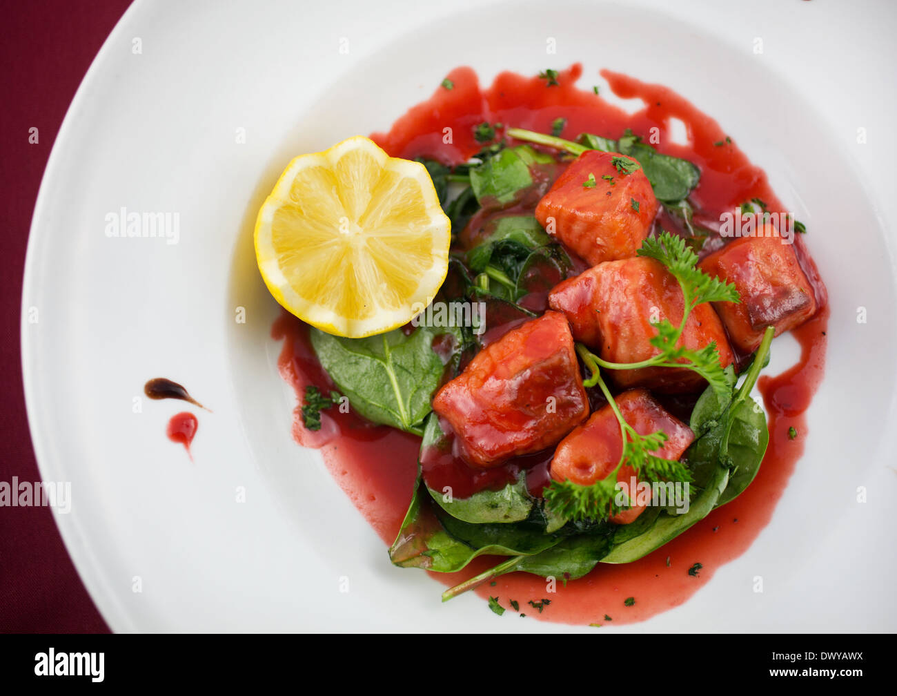 Wildlachs gefangen in einer Verringerung der Sauce mit grünen Stockfoto