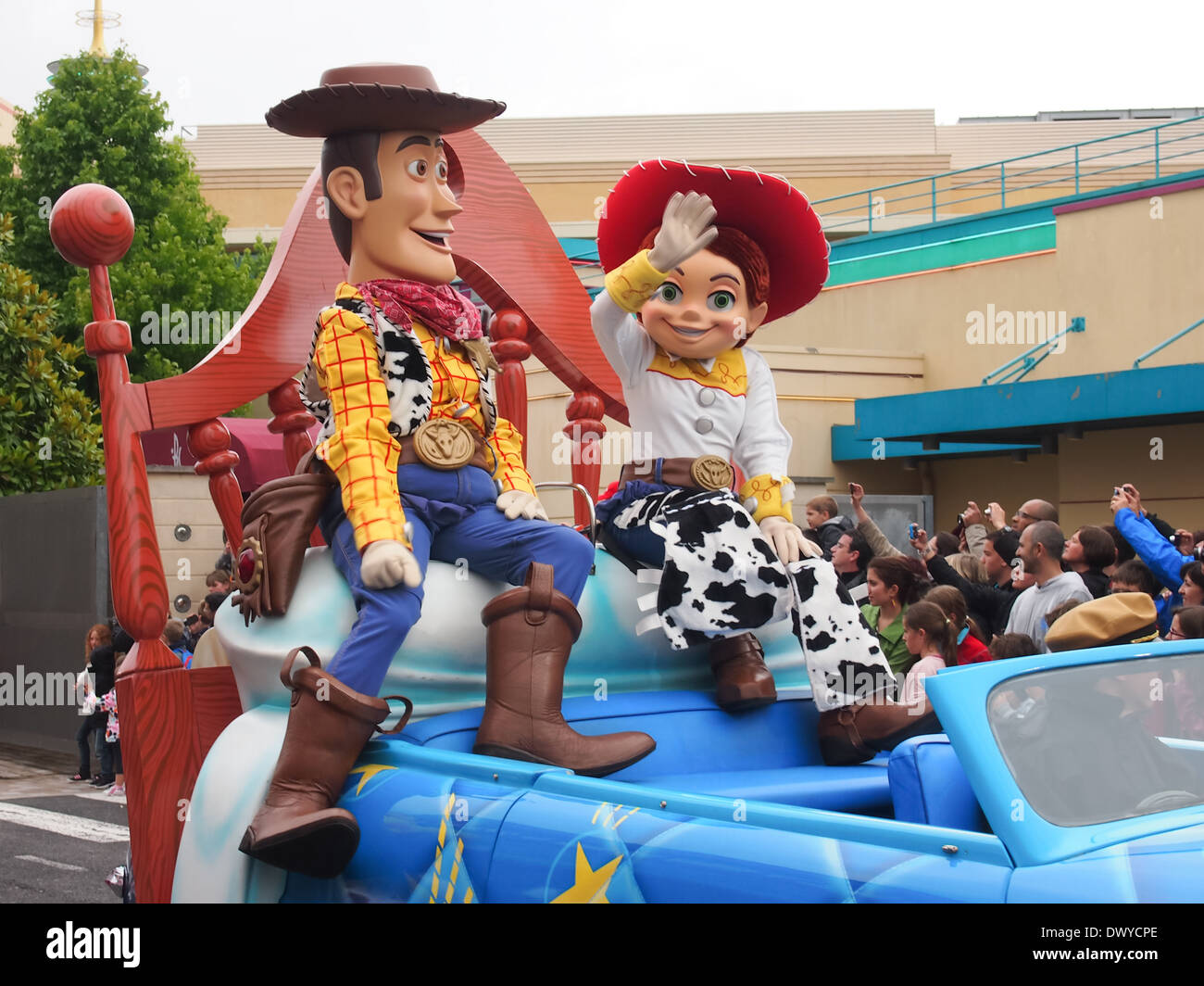 Woody und Jessie aus Pixars Toy Story während der Autos n' Sterne Parade im Disneyland Paris Stockfoto