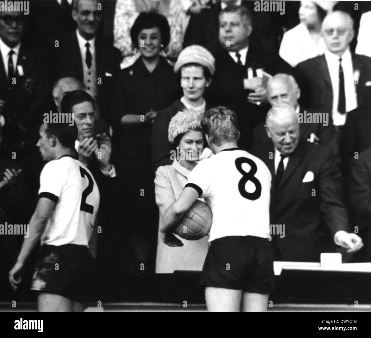 30.07.1966. Wembley Stadium, London England. 1966 World Cup final England gegen Deutschland (4: 2) nach Verlängerung. Königin Elisabeth II. übergibt die Nächstplatzierten Medaillen an deutschen Spieler Helmut Haller (8) und Horst-Dieter Höttges (2) Stockfoto