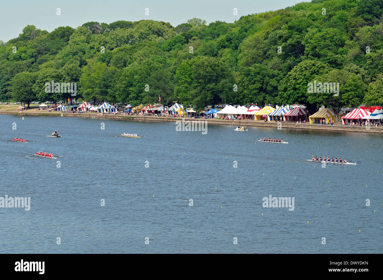 Rudern auf dem Schuylkill River in Philadelphia während der Dad Vail Regatta. Stockfoto