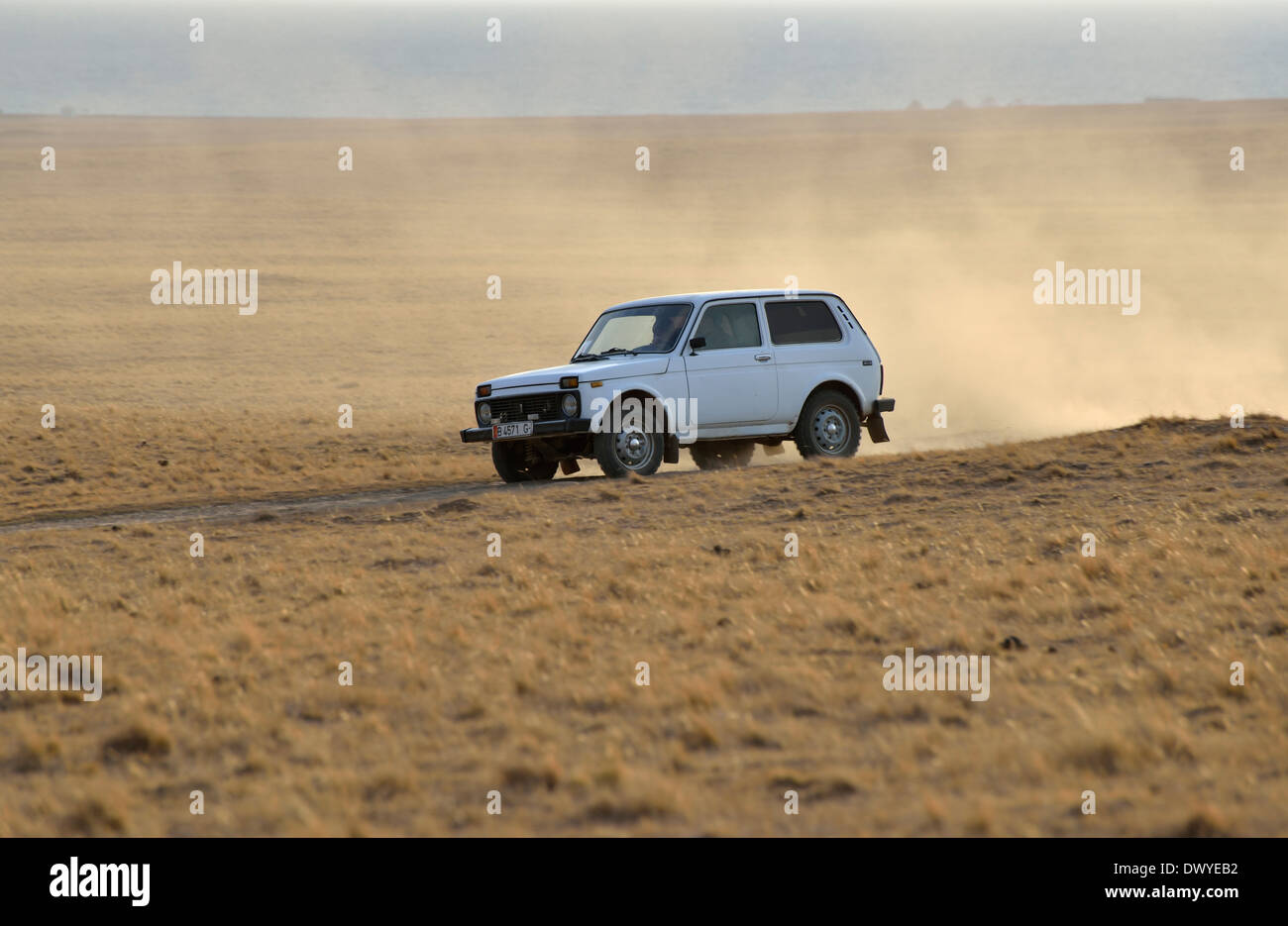 4WD Lada Niva durch Lied Kol See, Tien-Shan-Gebirge, Kyrygzstan Stockfoto
