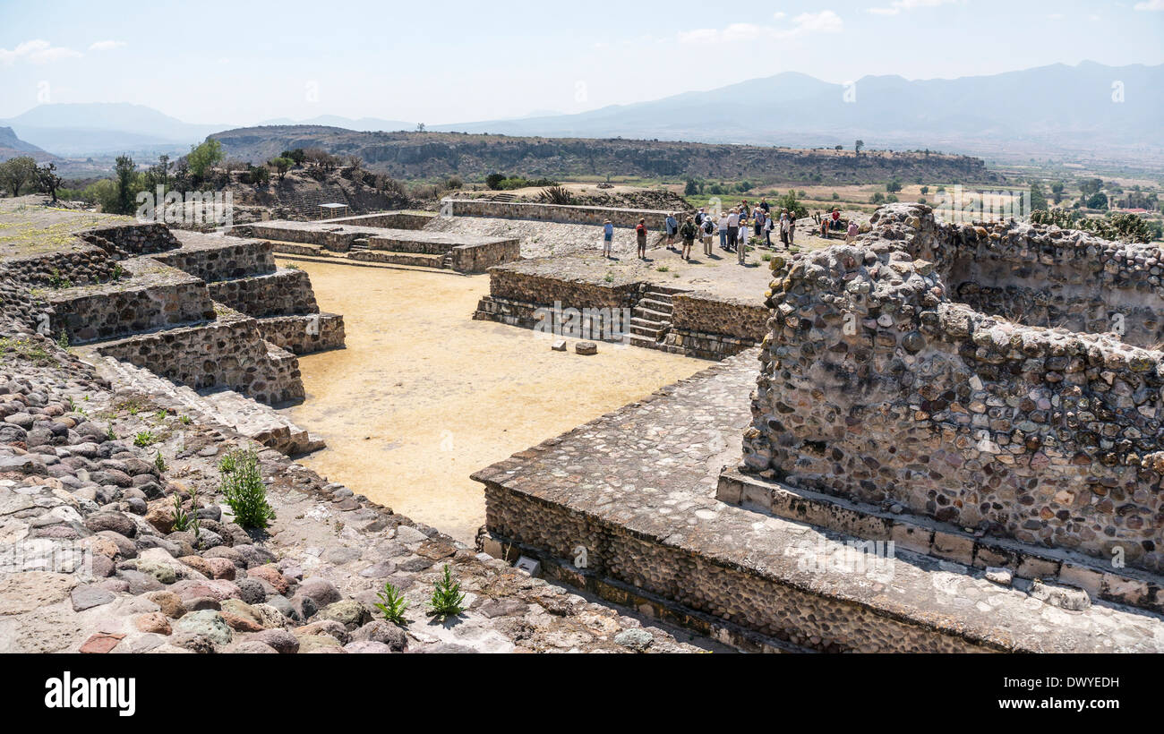 auf der Suche SE über die Ruinen der antiken Stadt von Yagul, eine amerikanische Reisegruppe steht auf Plattform zwischen Ball Court & Terrasse 1 Stockfoto