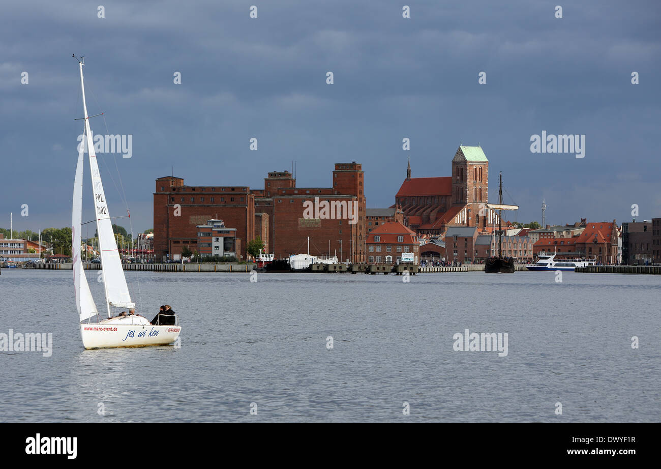 Wismar, Deutschland, mit Blick auf den Hafen und die Kirche des Heiligen Nikolaus Stockfoto