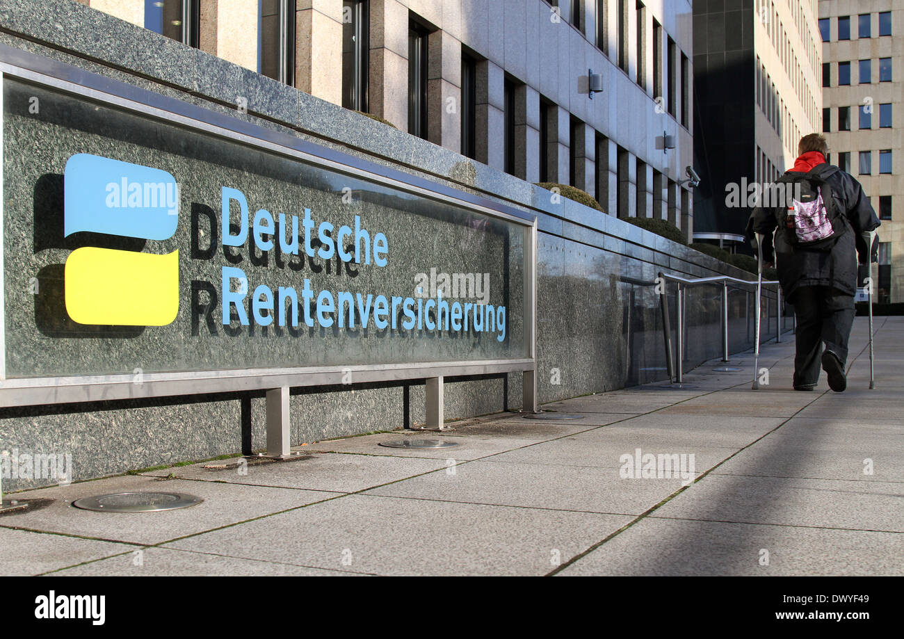 Berlin, Deutschland, eine Frau auf Krücken auf dem Weg zum deutschen Pension Berlin-Brandenburg Stockfoto