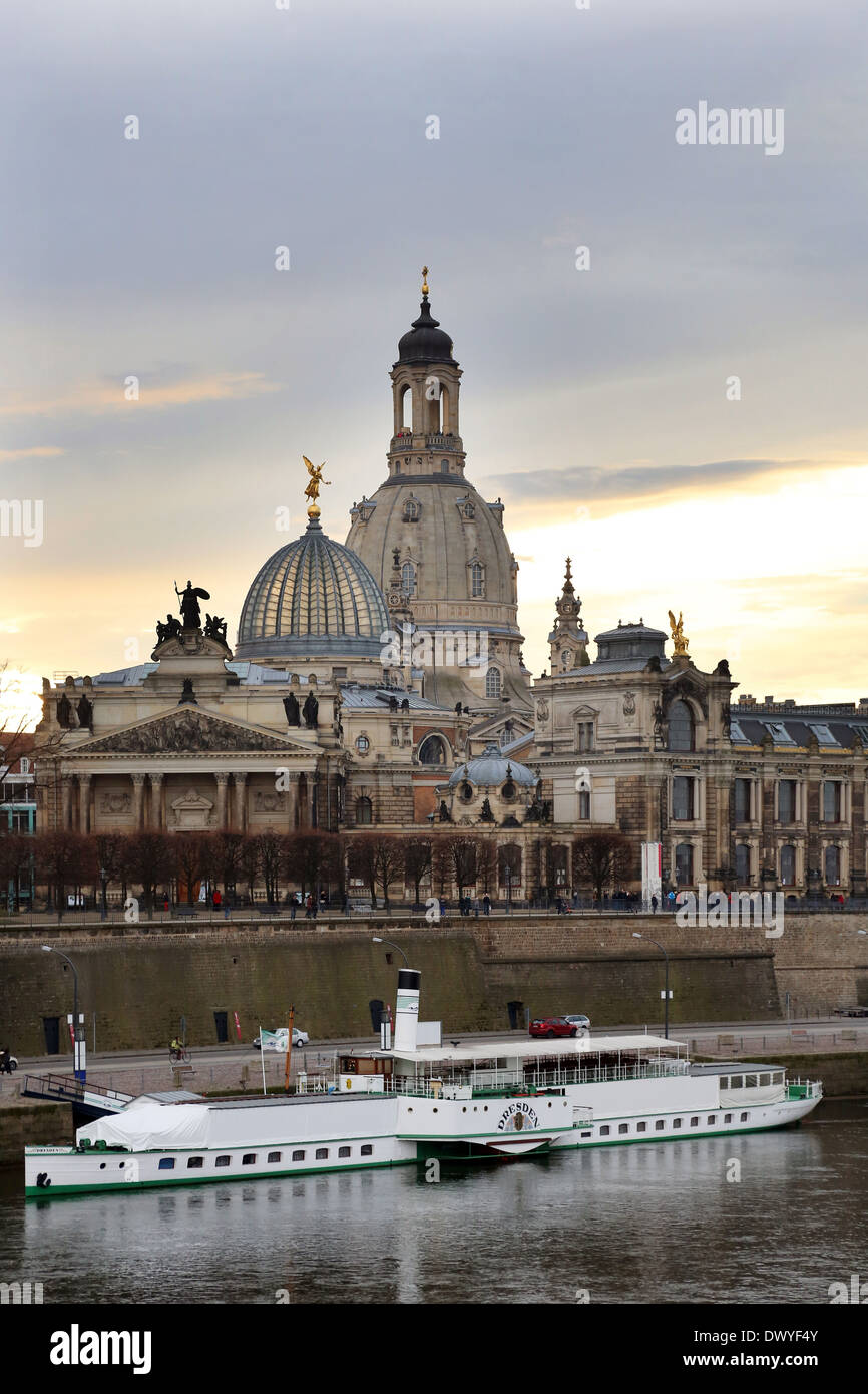 Dresden, Deutschland, der Kunstakademie und Frauenkirche betrachten Stockfoto