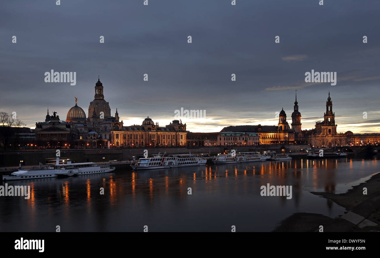 Dresden, Deutschland, Blick von der Altstadt entfernt in der Abenddämmerung Carolabruecke Stockfoto