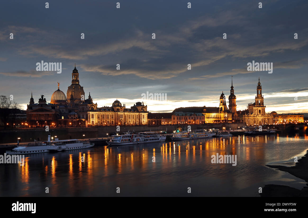 Dresden, Deutschland, Blick von der Altstadt entfernt in der Abenddämmerung Carolabruecke Stockfoto