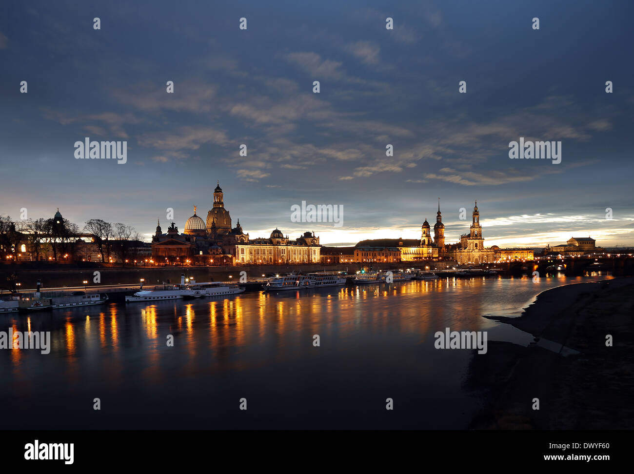 Dresden, Deutschland, Blick von der Altstadt entfernt in der Abenddämmerung Carolabruecke Stockfoto