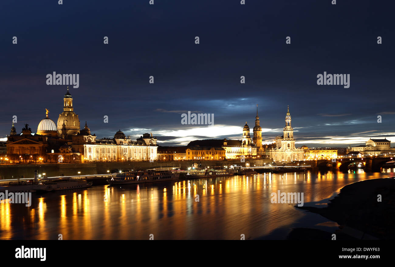 Dresden, Deutschland, Blick von der Carolabruecke der Altstadt bei Nacht Stockfoto