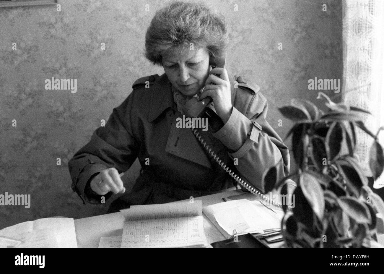 Berlin, DDR, Frau am Schreibtisch sitzt, und vereinbart einen Termin nennen Stockfoto