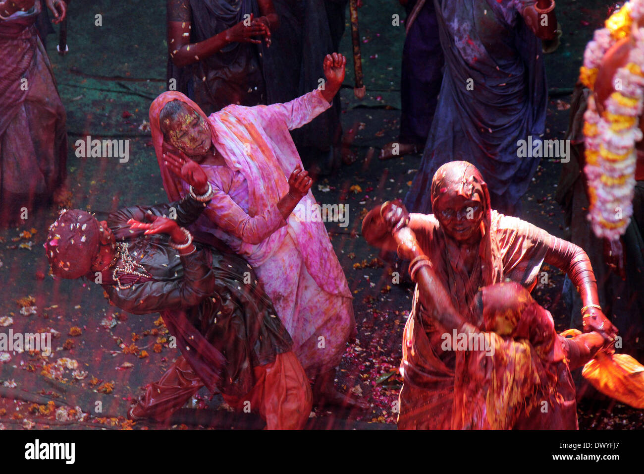 Vrindavan, Indien. 14. März 2014. Indisch-hinduistischen Witwen werfen Farbpulver sich gegenseitig im Rahmen der Holi Feierlichkeiten im Meera Sahbhagini Ashram in Vrindavan, Indien, 14. März 2014. Die Witwen, von denen zeitweise, die, die viele verzweifelte Leben in den Straßen von der Tempelstadt gelebt haben, feierte das Festival im Jahrhunderte alten Ashram. Nach ihres Mannes Tod haben die Frauen von ihren Familien verbannt worden, dafür angeblich Pech, die Stadt, wo Anhänger glauben, dass Lord Krishna geboren wurde. Bildnachweis: Stringer/Xinhua/Alamy Live-Nachrichten Stockfoto