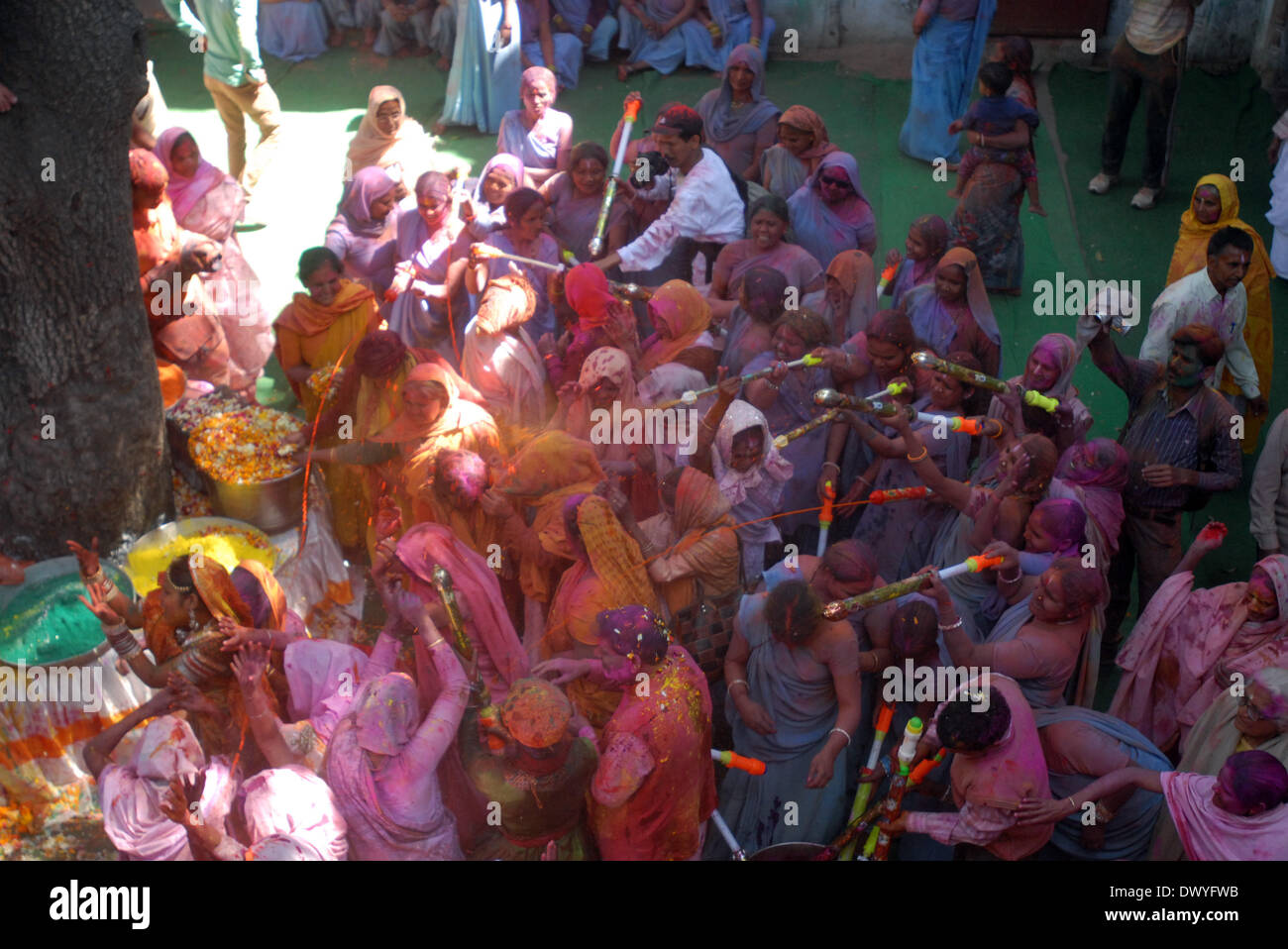 Vrindavan, Indien. 14. März 2014. Indisch-hinduistischen Witwen werfen Farbpulver sich gegenseitig im Rahmen der Holi Feierlichkeiten im Meera Sahbhagini Ashram in Vrindavan, Indien, 14. März 2014. Die Witwen, von denen zeitweise, die, die viele verzweifelte Leben in den Straßen von der Tempelstadt gelebt haben, feierte das Festival im Jahrhunderte alten Ashram. Nach ihres Mannes Tod haben die Frauen von ihren Familien verbannt worden, dafür angeblich Pech, die Stadt, wo Anhänger glauben, dass Lord Krishna geboren wurde. Bildnachweis: Stringer/Xinhua/Alamy Live-Nachrichten Stockfoto