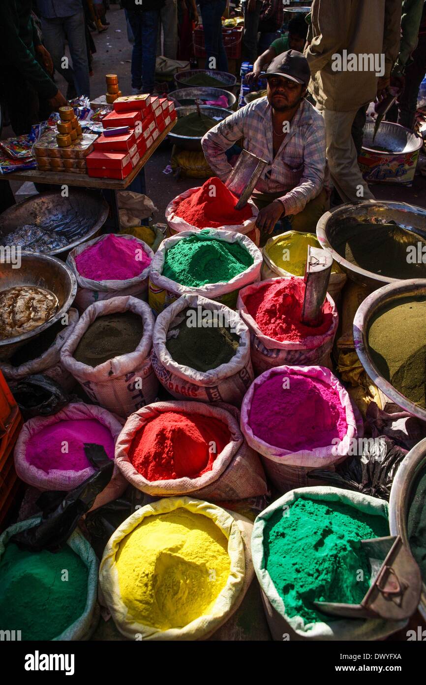 Neu-Delhi, Indien. 14. März 2014. Ein Verkäufer verkauft Farbpulver, die auf Holi-Fest in einem Markt in Alt-Delhi, Indien, 14. März 2014 verwendet werden. Das Holi-Festival, eines der größten Volksfest von Indien, fällt am 17. März. Bildnachweis: Zheng Huansong/Xinhua/Alamy Live-Nachrichten Stockfoto