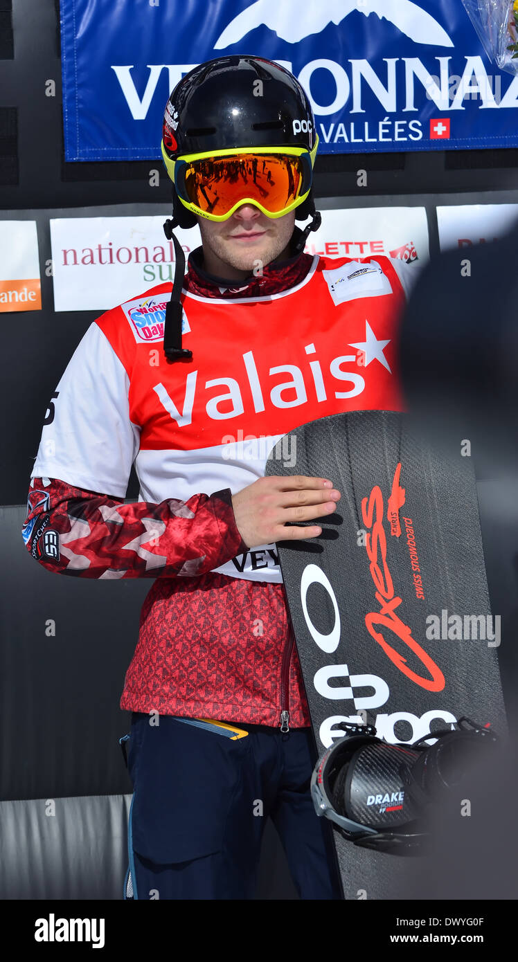 Christopher ROBANSKE (CAN) im Snowboard Cross-Weltcup auf dem Podest: 11. März 2014 in Veysonnaz, Schweiz Stockfoto