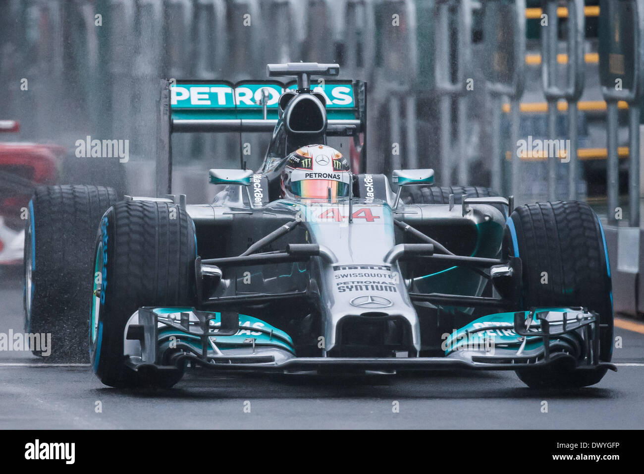 Melbourne, Victoria, Australien. 15. März 2014. 15. März 2014: Lewis Hamilton (GBR) von Mercedes AMG Petronas F1 Team bereitet sich auf die Boxengasse für die Top-10-Sitzung in der Qualifikation bei den 2014 Australian Formula One Grand Prix im Albert Park in Melbourne, Australien zu verlassen. Sydney Low/Cal Sport Media/Alamy Live-Nachrichten Stockfoto