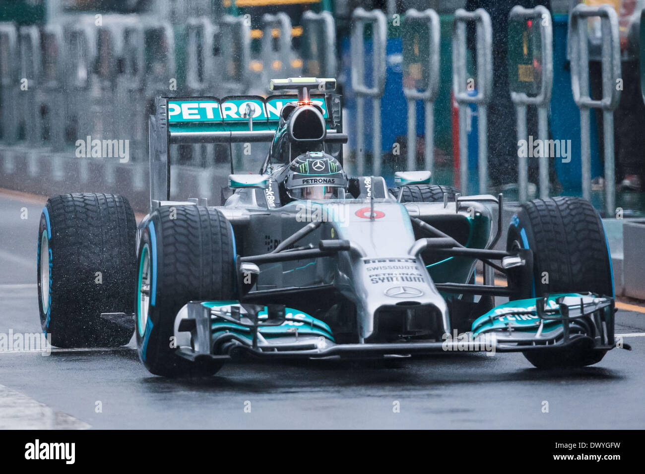 Melbourne, Victoria, Australien. 15. März 2014. 15. März 2014: Nico Rosberg (DEU) aus dem Mercedes AMG Petronas F1 Team bereitet sich auf die Boxengasse für die Top-10-Sitzung in der Qualifikation bei den 2014 Australian Formula One Grand Prix im Albert Park in Melbourne, Australien zu verlassen. Sydney Low/Cal Sport Media/Alamy Live-Nachrichten Stockfoto