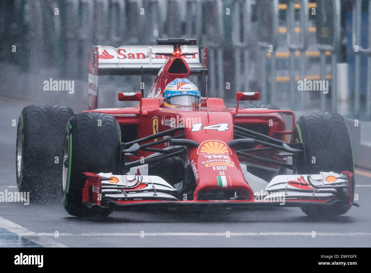 Melbourne, Victoria, Australien. 15. März 2014. 15. März 2014: Fernando Alonso (ESP) von der Scuderia Ferrari Team bereitet sich auf die Boxengasse für die Top-10-Sitzung in der Qualifikation bei den 2014 Australian Formula One Grand Prix im Albert Park in Melbourne, Australien zu verlassen. Sydney Low/Cal Sport Media/Alamy Live-Nachrichten Stockfoto