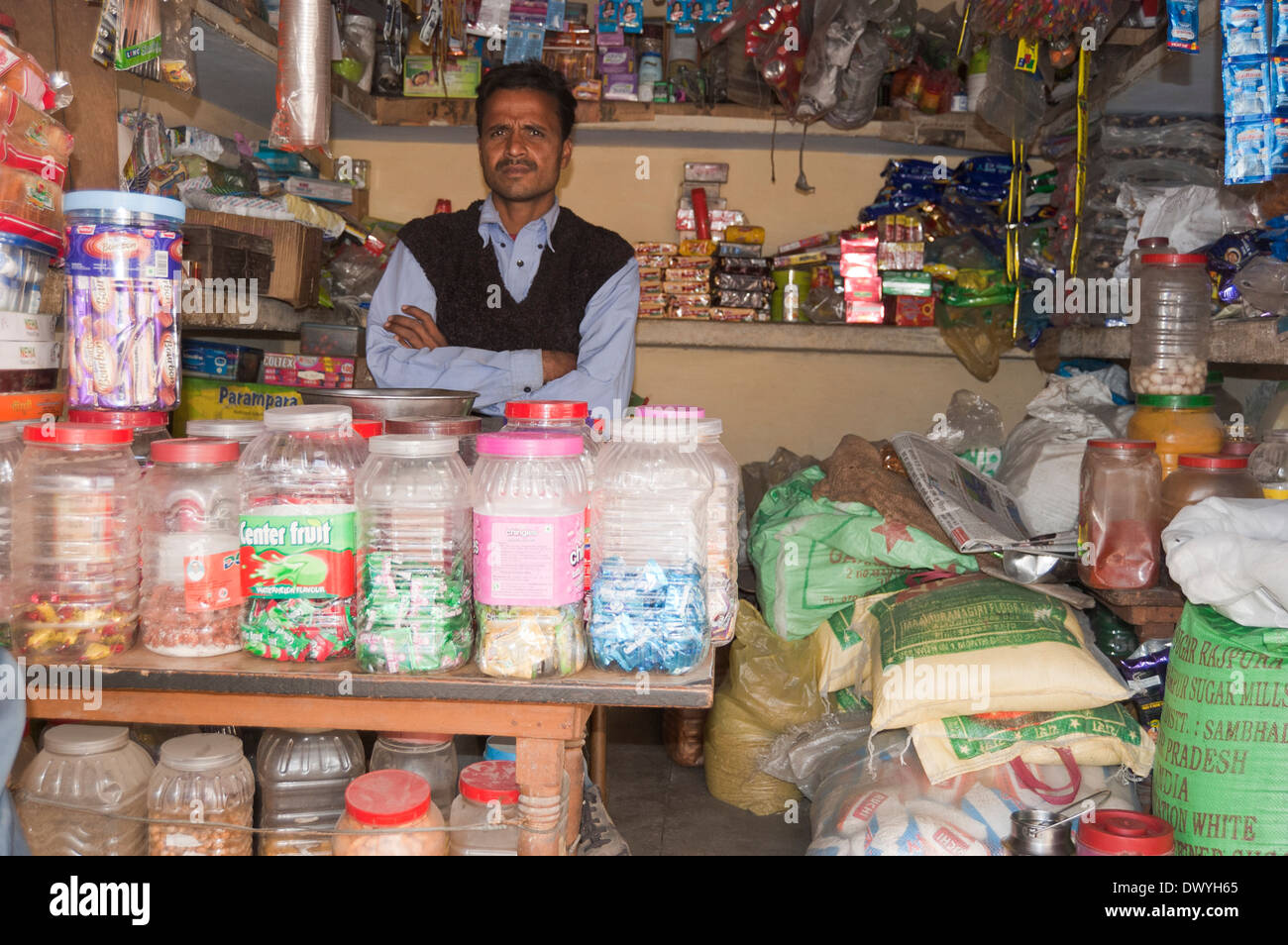 1 indische Ladenbesitzer stehen im Shop Stockfoto