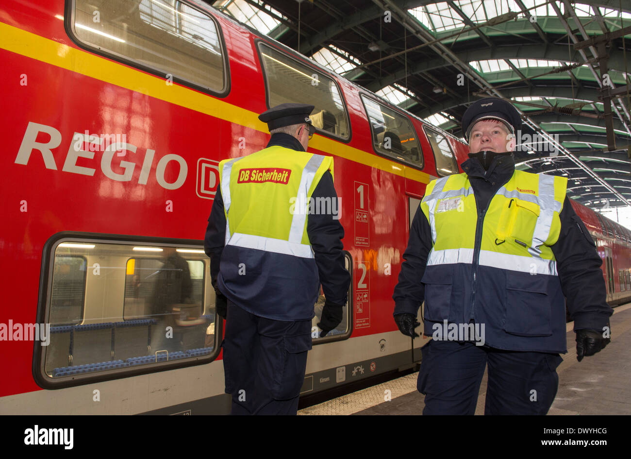 Berlin, Deutschland, Präsentation des neuen gelben Signals westlich der DB Sicherheit GmbH Stockfoto