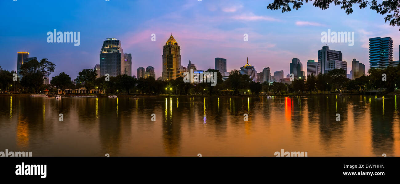 Nachtleben von Bangkok Skyline in der Abenddämmerung vom Lumphini-Park Stockfoto