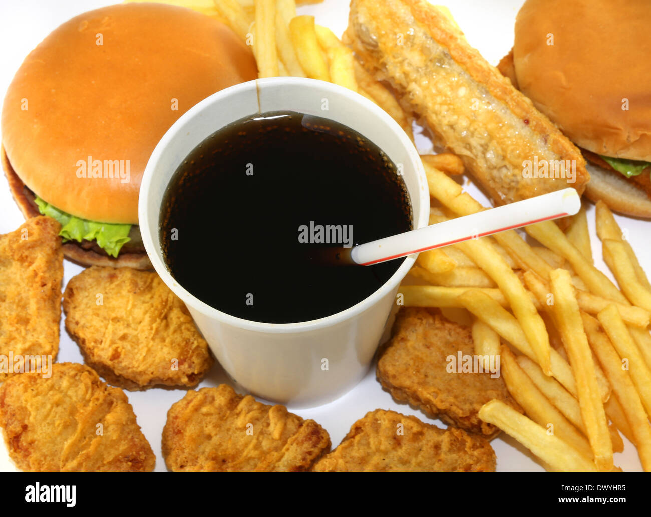 Hamburger Bratkartoffeln und trinken. Stockfoto