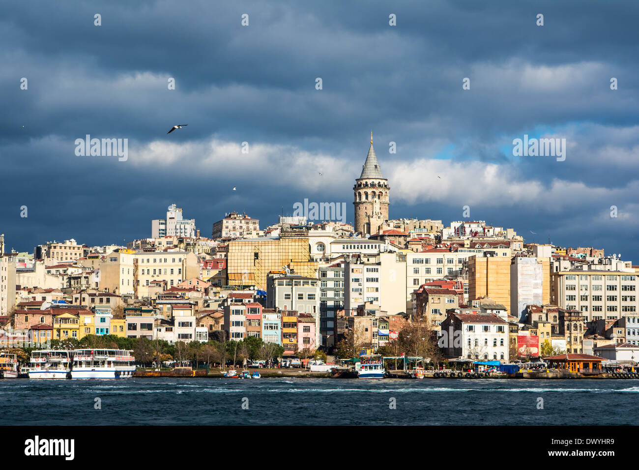 Galata-Turm gesehen von der anderen Seite des Flusses in Istanbul Türkei. Stockfoto