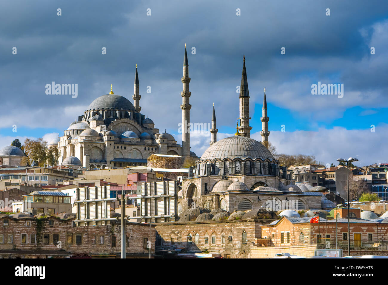 Istanbul-Stadt auf einem sonnigen Tag, Blick vom Galata-Brücke mit 2 sehr schöne Moschee und seiner beeindruckenden Minarette Stockfoto