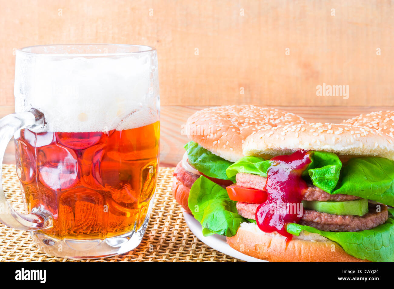 Zwei hausgemachte gegrillte Hamburger mit Bier vom Fass Stockfoto