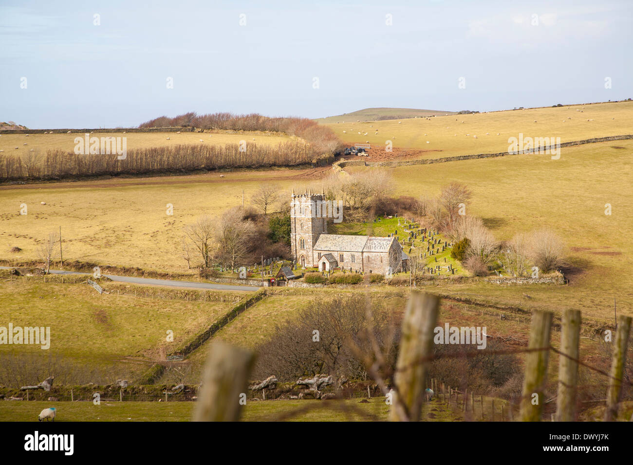 Pfarrkirche St Brendan allein stehend im Exmoor National Park Hills, Brendon, Devon, England Stockfoto