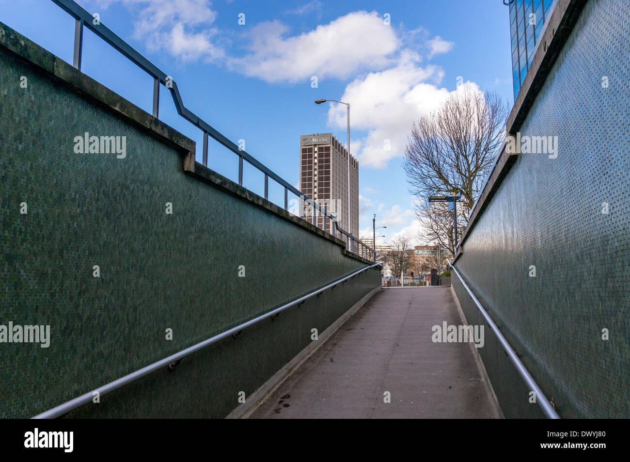 Perspektive von U-Bahn außerhalb Croydon Polizei des Amtes für alte Gebäude Croydon. Stockfoto