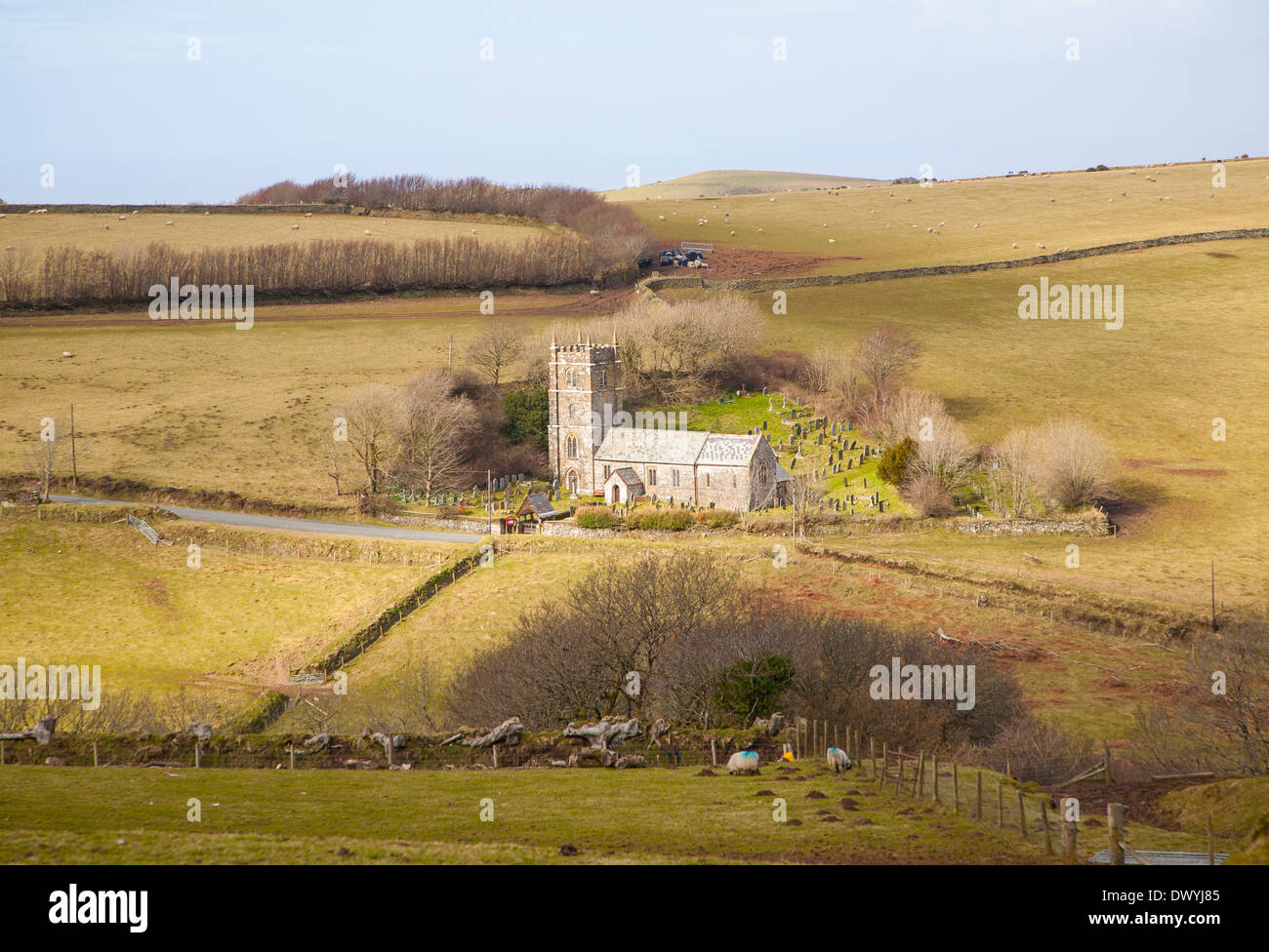 Pfarrkirche St Brendan allein stehend im Exmoor National Park Hills, Brendon, Devon, England Stockfoto