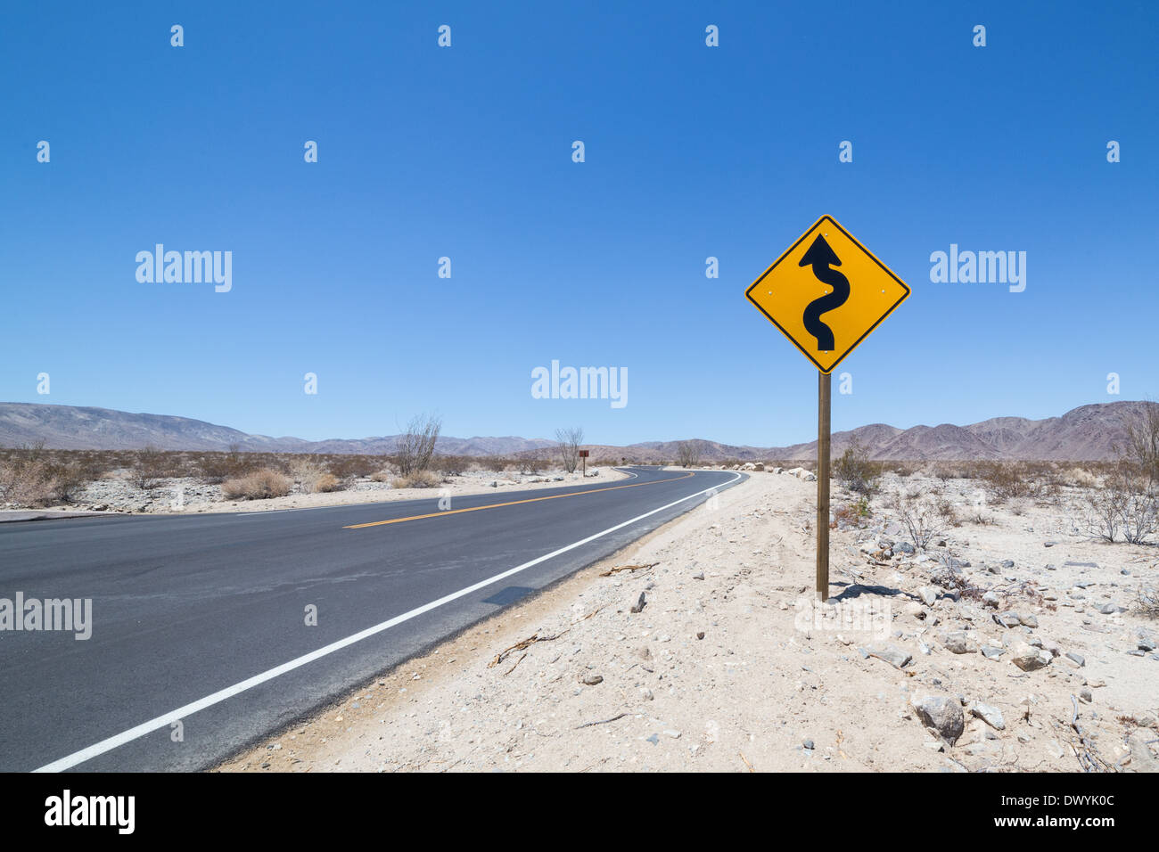 Straße mit Schild Joshua Tree Nationalpark Stockfoto