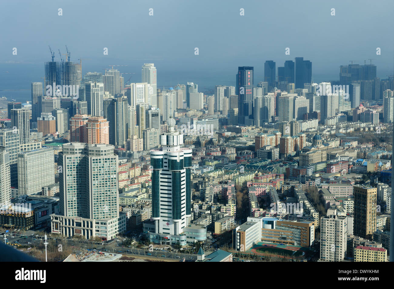 Luftaufnahme von Dalian, gesehen vom Fernsehturm. Provinz Liaoning, China. Stockfoto