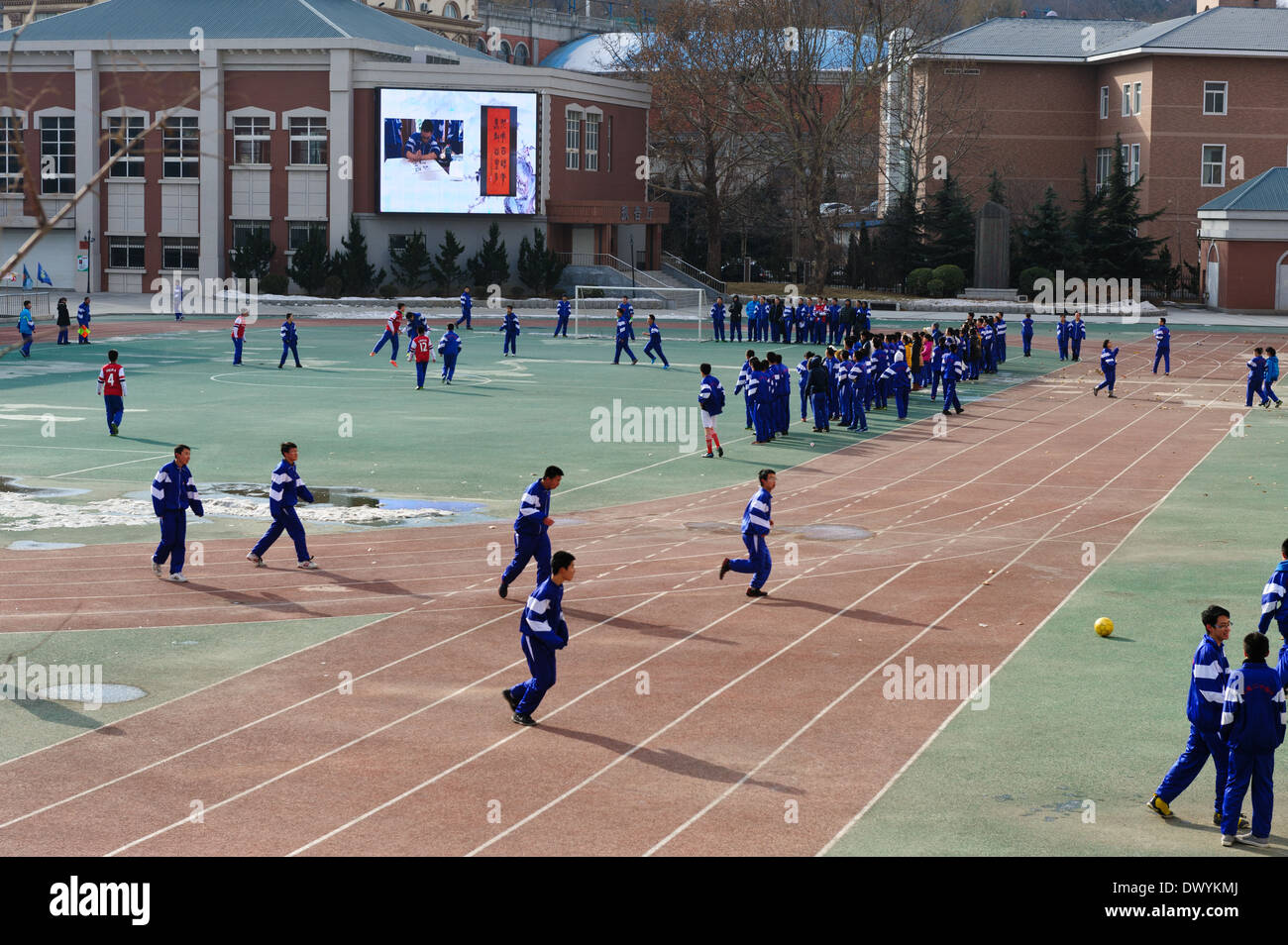 Studenten beim Sport an ihrer Schule Verbindung. Dalian, Liaoning-Provinz, China. Stockfoto