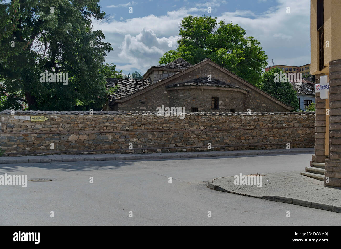 Kirche mit Stein Dachziegel in der Stadt Batak, Bulgarien Stockfoto