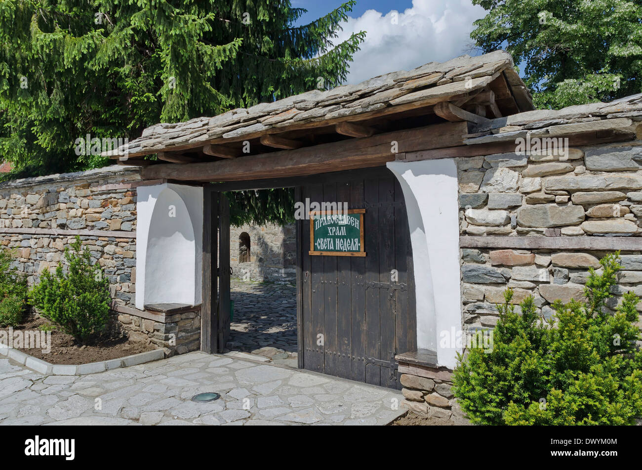 Eingang der Kirche Heiligen Sonntag in der Stadt Batak, Bulgarien Stockfoto