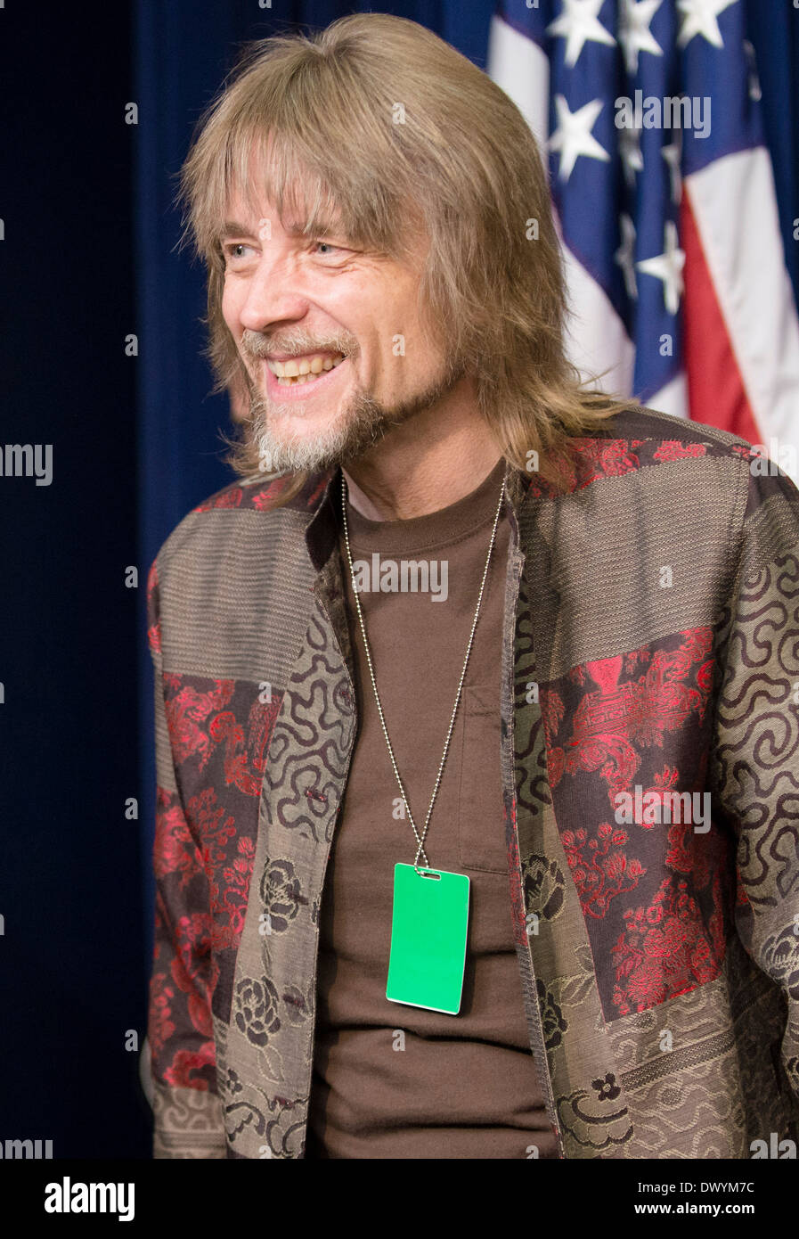 Kermit der Frosch Puppenspieler, Steve Whitmire, begrüßt Soldaten und deren Angehörige auf eine Filmvorführung des neuen Muppets Film, "Muppets Most Wanted", im Weißen Haus 12. März 2014 in Washington, DC. Stockfoto