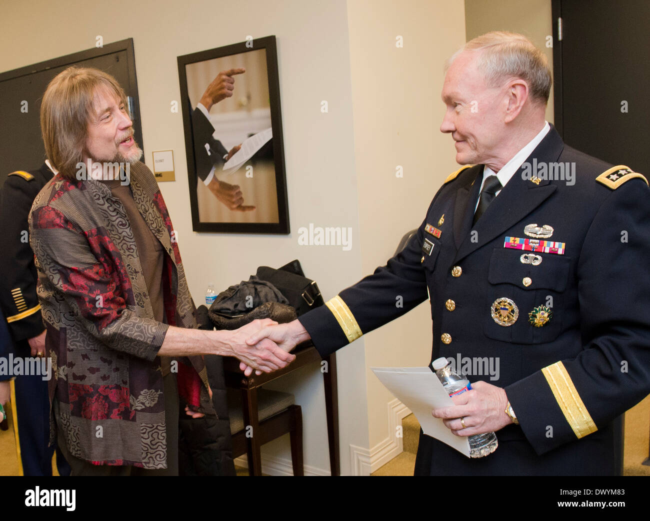 US Joint Chiefs Chairman General Martin Dempsey mit Kermit der Frosch-Puppenspieler, Steve Whitmire, hinter den Kulissen vor einer Filmvorführung des neuen Muppets Film, "Muppets Most Wanted", für Soldaten und deren Angehörige im Weißen Haus 12. März 2014 in Washington, DC. Stockfoto