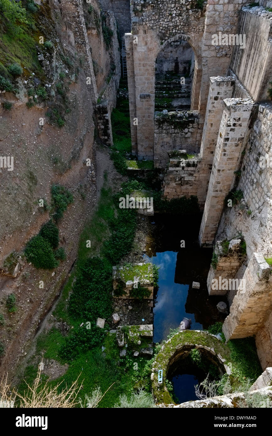 Bethesda Pool, zeigt eine Stützkonstruktion, die die byzantinische Basilika über den Pools auf dem Gelände der römisch-katholischen Kirche St. Anna und der französischen Nationaldomäne in der Via Dolorosa in der Altstadt des muslimischen Viertels Ost-Jerusalem-Israel aufgehängt hat Stockfoto