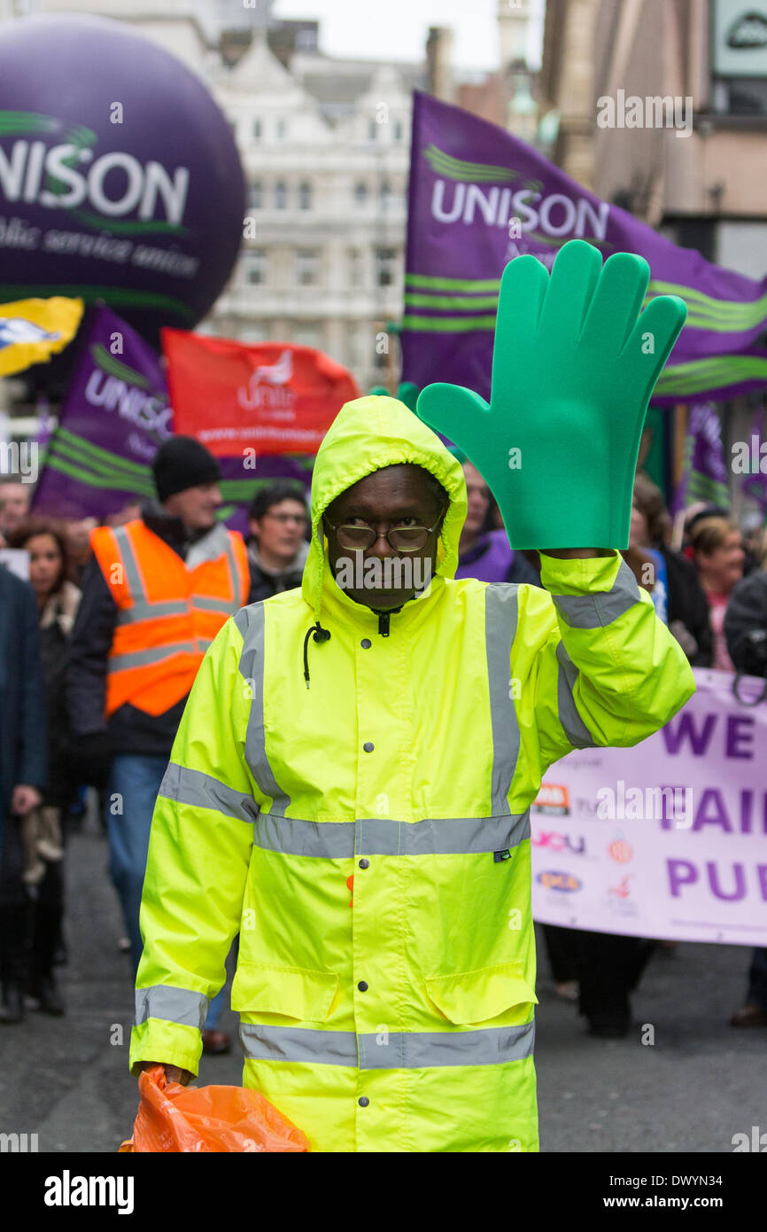 Liverpool, Vereinigtes Königreich. 15. März 2014. Eine Demonstration gegen Sparmaßnahmen im Vereinigten Königreich, organisiert von der Gewerkschaft Unison am Samstag, 15. März 2014 in Liverpool statt. März und Rallye war gegen Sparmaßnahmen der Regierung, die Liverpool Stadtrat ein Kürzungen Paket von £ 156 Millionen und £ 170 Millionen in Manchester zu verkünden gesehen haben. Unison sagt, dass lebenswichtige Dienstleistungen einschließlich Tagesstätten, Bibliotheken und Sportzentren der Schließung aufgrund dieser Messungen ernsthaft bedroht sind. Bildnachweis: Christopher Middleton/Alamy Live-Nachrichten Stockfoto