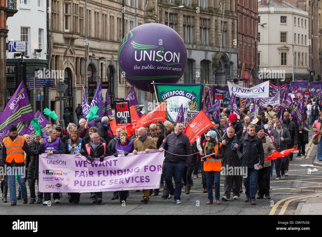 Liverpool, Vereinigtes Königreich. 15. März 2014. Eine Demonstration gegen Sparmaßnahmen im Vereinigten Königreich, organisiert von der Gewerkschaft Unison am Samstag, 15. März 2014 in Liverpool statt. März und Rallye war gegen Sparmaßnahmen der Regierung, die Liverpool Stadtrat ein Kürzungen Paket von £ 156 Millionen und £ 170 Millionen in Manchester zu verkünden gesehen haben. Unison sagt, dass lebenswichtige Dienstleistungen einschließlich Tagesstätten, Bibliotheken und Sportzentren der Schließung aufgrund dieser Messungen ernsthaft bedroht sind. Bildnachweis: Christopher Middleton/Alamy Live-Nachrichten Stockfoto